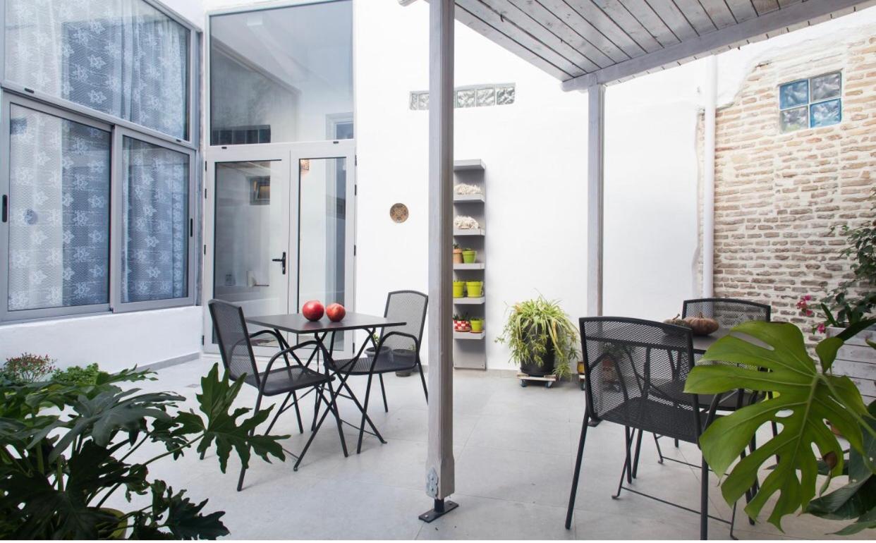 A Litte Taste Of Home Guest House Athena Bagian luar foto